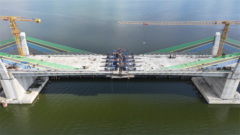 圖為馬古富力大橋合龍現(xiàn)場(chǎng)。中土東非公司供圖