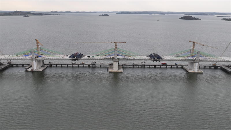 圖為馬古富力大橋合龍現(xiàn)場(chǎng)。中土東非公司供圖