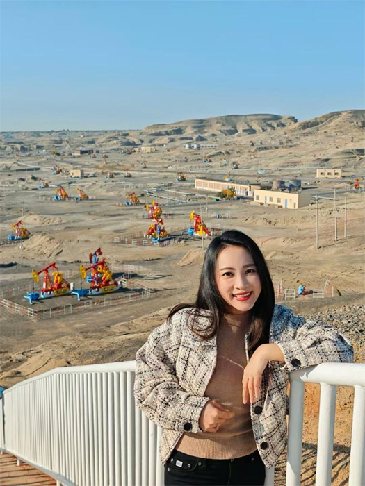 中泰文化推廣達(dá)人張愛玲參觀克拉瑪依百里油區(qū)。受訪者供圖