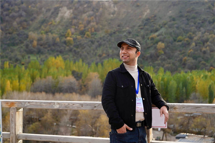 阿布德吾力參加“萬人說新疆”優(yōu)秀作者媒體行活動(dòng)留影。受訪者供圖