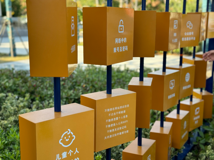 改革沃土綻放法治之花——“全國網(wǎng)絡普法行安徽站”活動采訪團走進小崗村