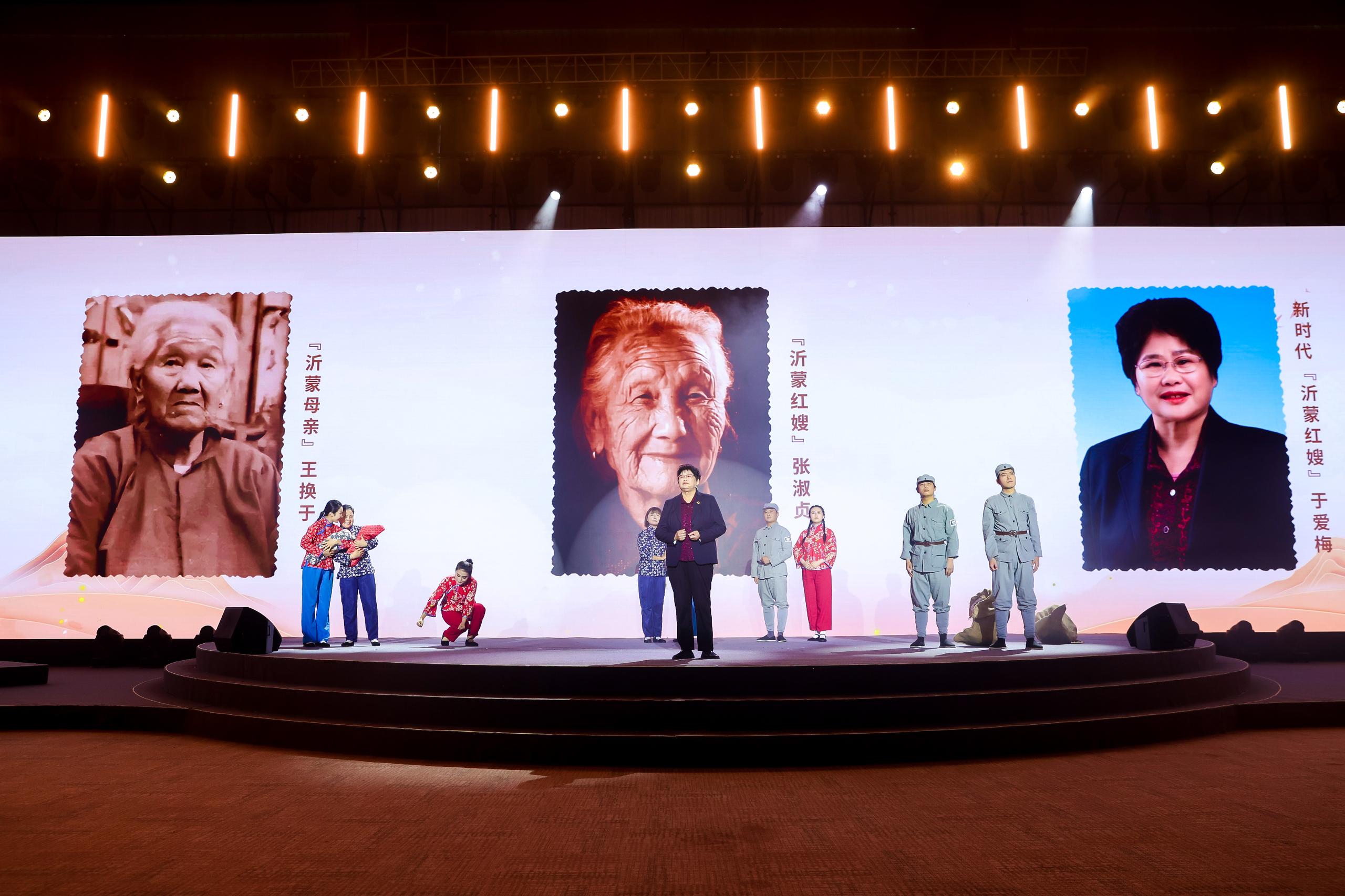 “何以中國(guó)·弦歌不輟”網(wǎng)絡(luò)主題活動(dòng)現(xiàn)場(chǎng)，于愛梅講述“沂蒙紅嫂”的故事。人民視頻供圖。