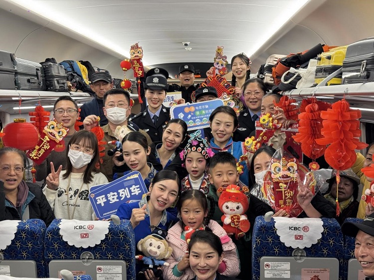 春節(jié)期間，在中老鐵路磨萬（磨丁—萬象）段，鐵路客運(yùn)員工與乘客合影留念。李加勇攝