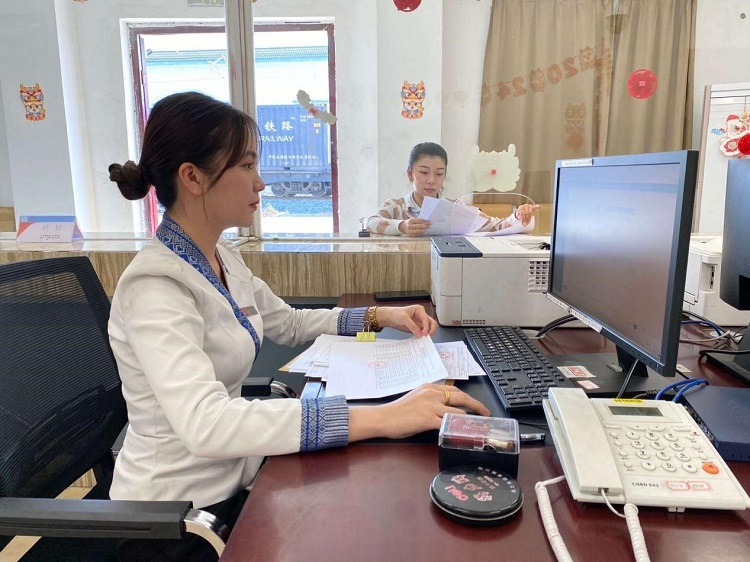 春節(jié)期間，中老鐵路員工堅(jiān)守崗位，保障鐵路運(yùn)行安全、暢通。李加勇攝