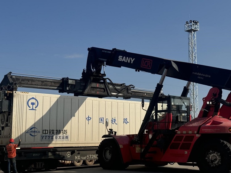 春節(jié)期間，起重機(jī)吊裝即將發(fā)運(yùn)的冷鏈集裝箱。李加勇攝