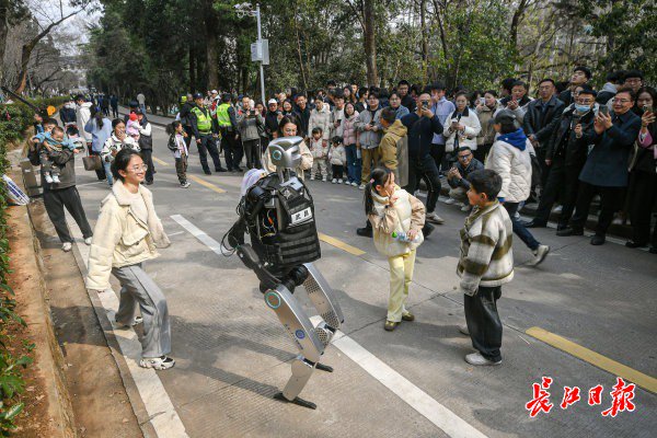 “智警小珞”人形機器人和小朋友們斗舞。長江日報記者史偉 攝