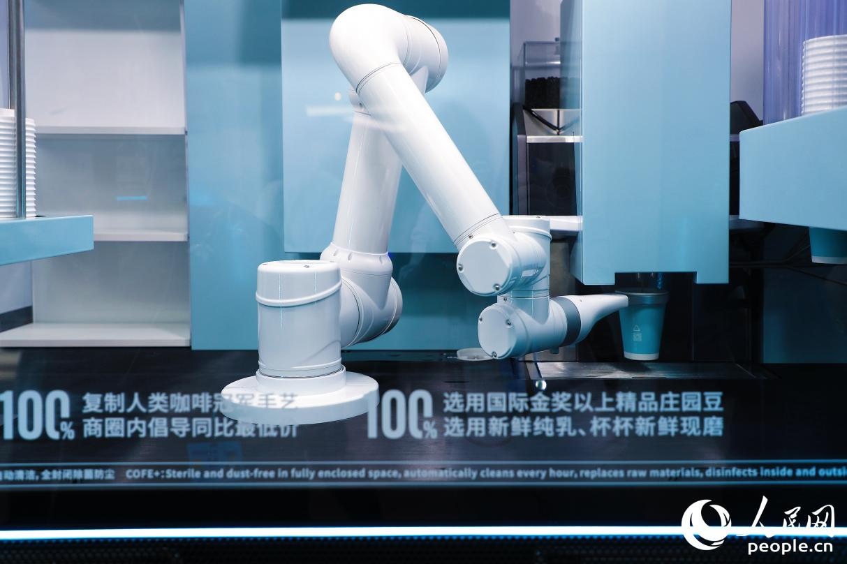 機(jī)器人現(xiàn)磨咖啡。人民網(wǎng) 李唯一攝