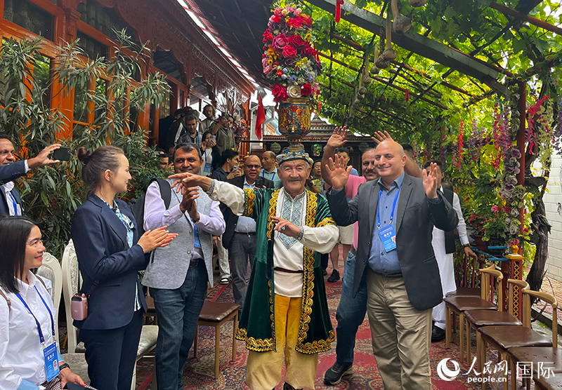 5月24日，外國媒體人在伊寧市喀贊其民俗旅游區(qū)參觀體驗。 人民網(wǎng)記者 翟轉(zhuǎn)麗攝