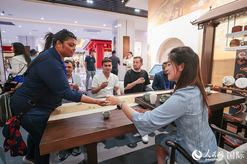 5月25日，外國媒體人在霍爾果斯國際邊境合作中心中國文化館參觀。人民網(wǎng)記者 張武軍攝