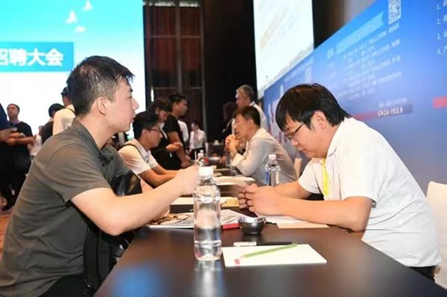 光電產(chǎn)業(yè)人才招聘會(huì)。人民網(wǎng)記者 李洋攝