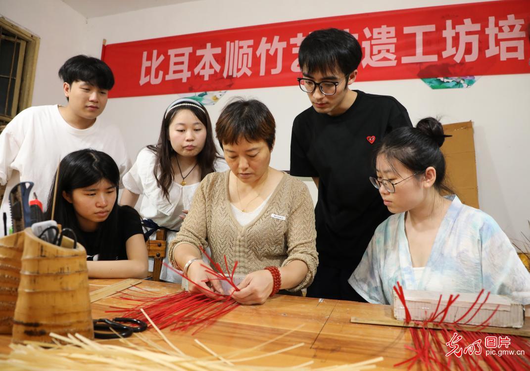 直播助農(nóng)、健康義診、扮靚街巷……青年學子暑期返鄉(xiāng)服務桑梓