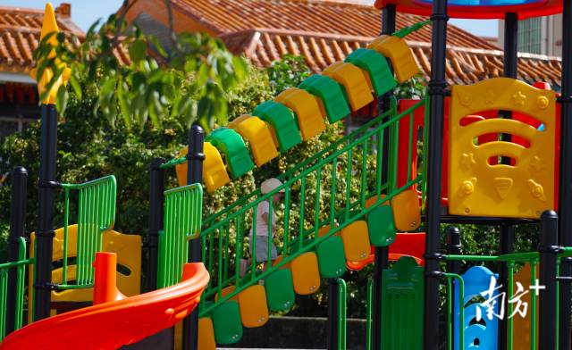 崖口村近年來也大力發(fā)展村里的基礎(chǔ)設(shè)施建設(shè)，尤其為老人和小孩提供更多的休閑娛樂場所。