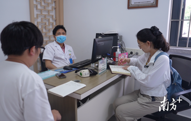 公共服務(wù)調(diào)研組在崖口村衛(wèi)生站調(diào)研。