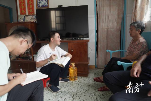 文化組的兩名成員正入戶探訪。