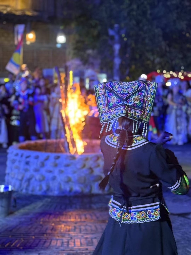 2025年7月，貴州烏江寨“萬(wàn)人打跳夜”現(xiàn)場(chǎng)。受訪(fǎng)者供圖