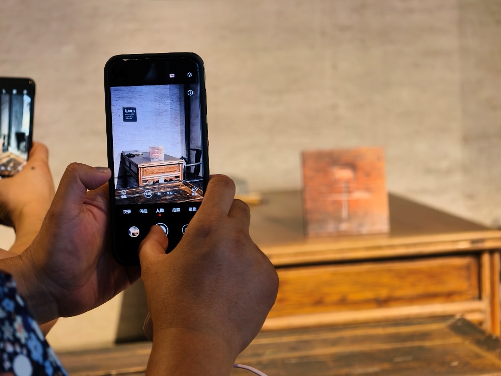 2025年7月15日，暑期研學(xué)團(tuán)小朋友在浙江省紹興市三味書(shū)屋拍攝魯迅讀書(shū)座位及課桌上的“早”字。受訪(fǎng)者供圖