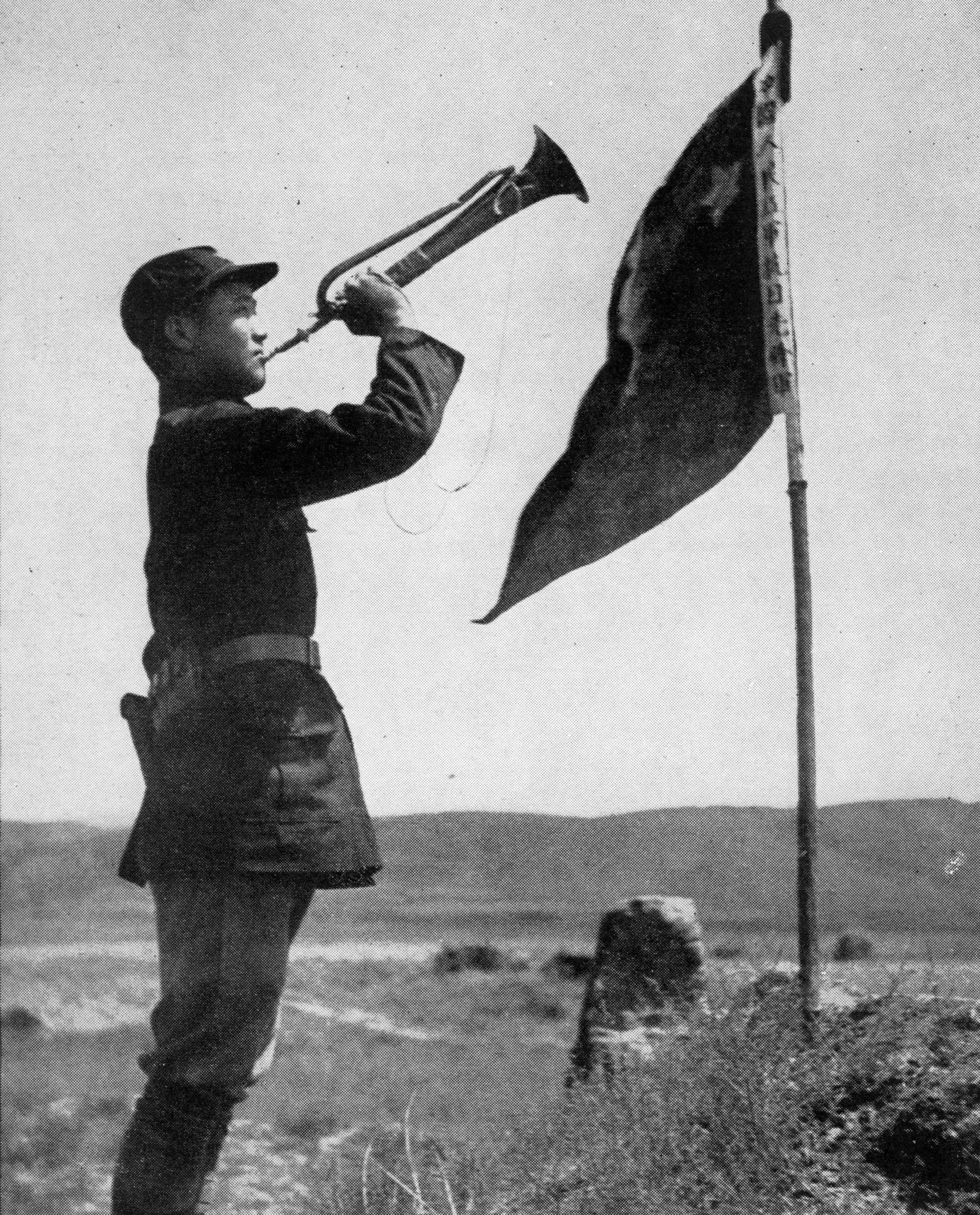 斯諾在預(yù)旺堡拍攝的紅軍司號員，他身邊的旗子上寫著“中國人民紅軍抗日先鋒隊”。