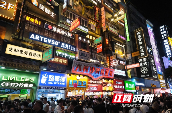 “五一”假期五一商圈客流激增，網(wǎng)紅長沙再現(xiàn)頂流效應(yīng)。.jpg