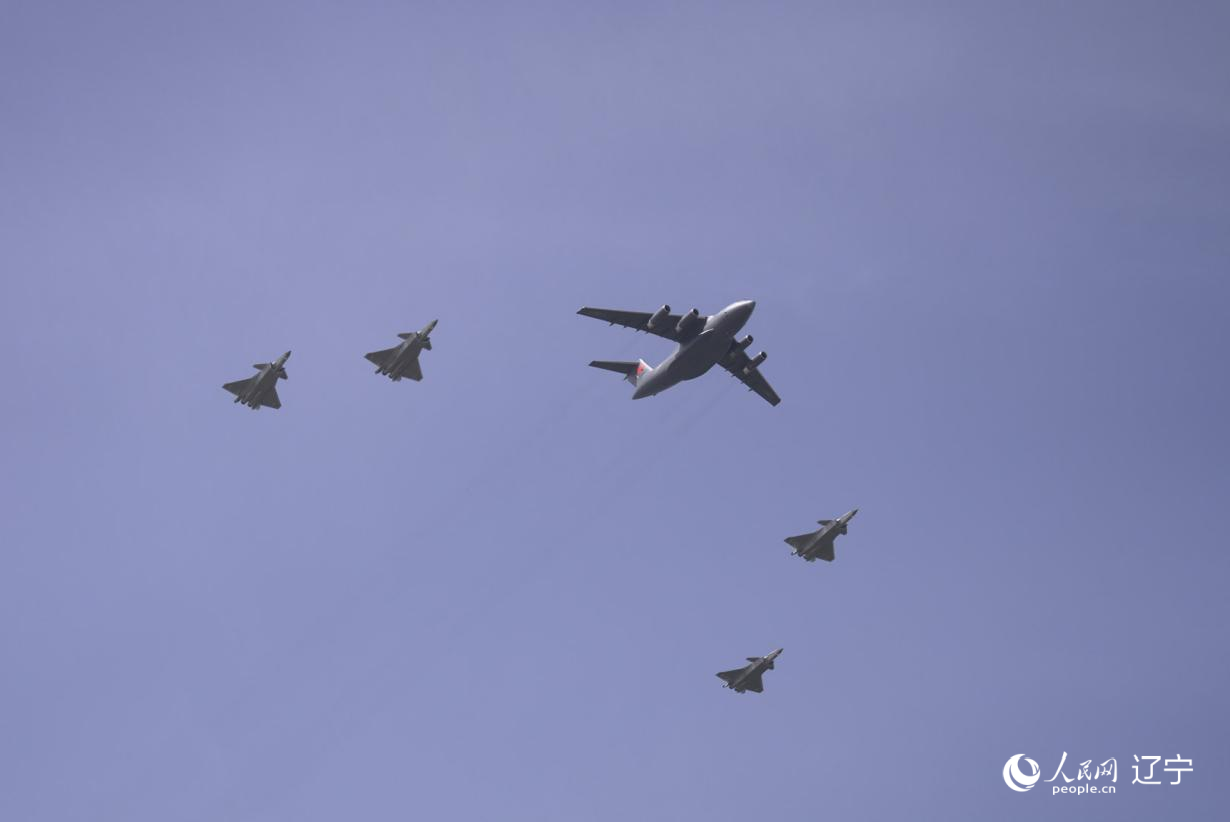 執(zhí)行第十二批在韓中國(guó)人民志愿軍烈士遺骸轉(zhuǎn)運(yùn)任務(wù)的運(yùn)-20進(jìn)入中國(guó)領(lǐng)空后，首次采用“五機(jī)編隊(duì)”的方式，由4架殲-20伴飛護(hù)航，與往年相比護(hù)航規(guī)格更高。人民網(wǎng)記者 邱宇哲攝