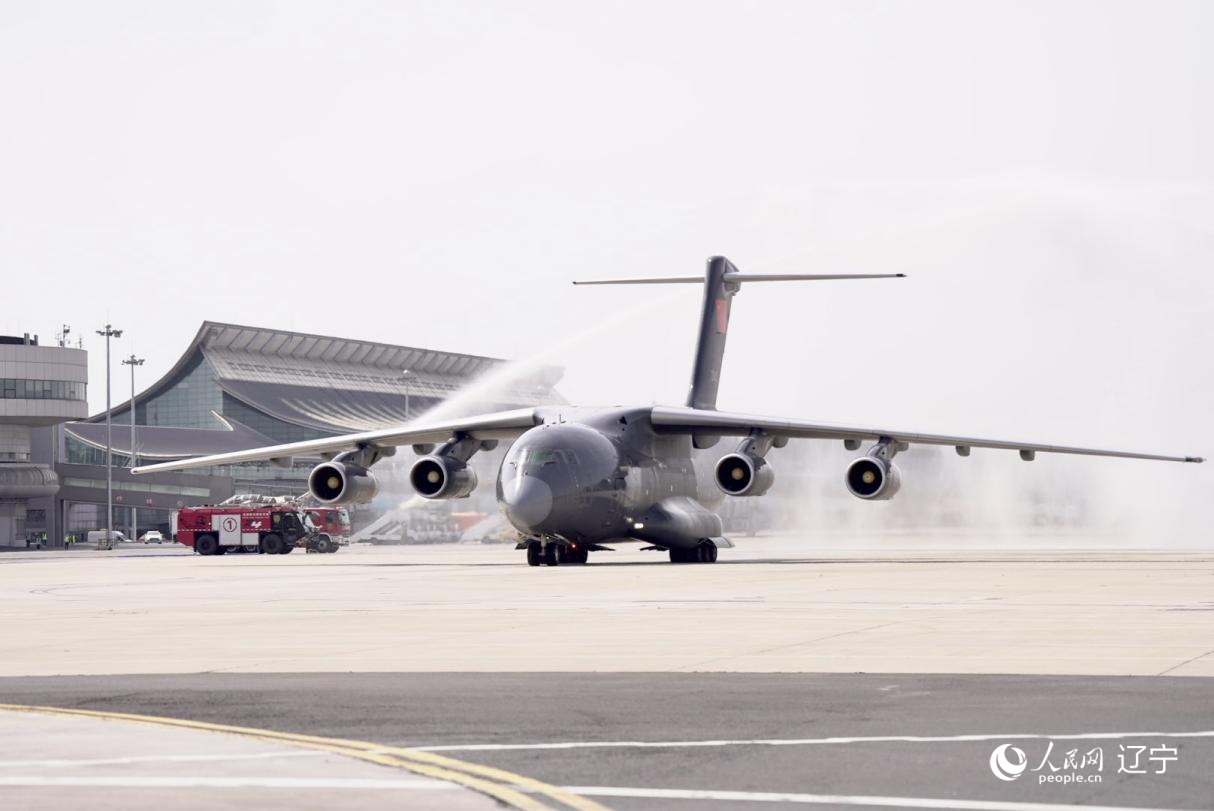 沈陽(yáng)桃仙國(guó)際機(jī)場(chǎng)以“過(guò)水門(mén)”最高禮遇迎接英烈回家。人民網(wǎng)記者 邱宇哲攝