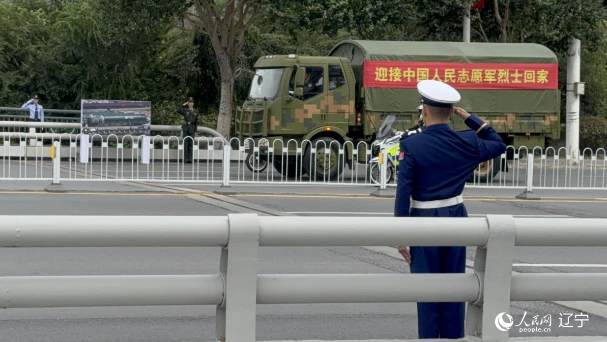 沈陽(yáng)市渾河橋東側(cè)，擺放著東風(fēng)—5C導(dǎo)彈的受閱照片。人民網(wǎng)記者 湯龍攝