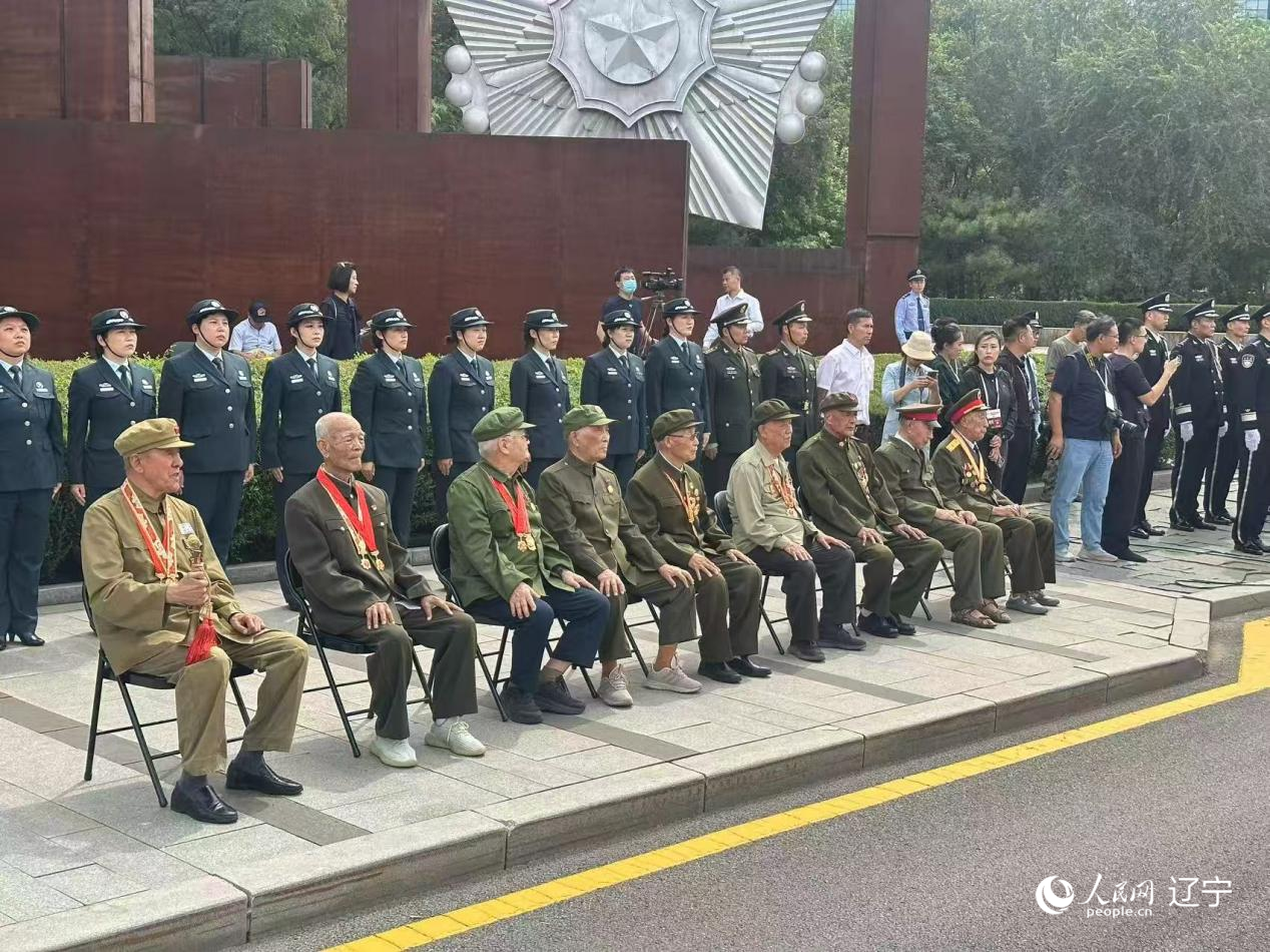 沈陽(yáng)抗美援朝烈士陵園門(mén)前，志愿軍老戰(zhàn)士等候戰(zhàn)友的歸隊(duì)。人民網(wǎng)記者 周頌雪攝