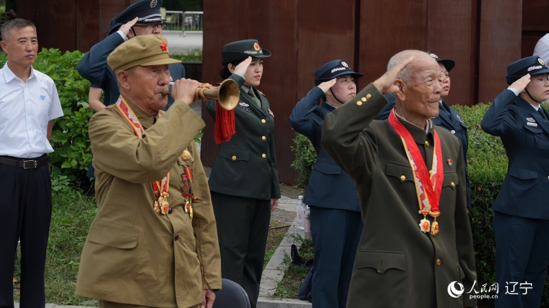 志愿軍老戰(zhàn)士南啟祥再次為戰(zhàn)友吹響了沖鋒號(hào)。人民網(wǎng)記者 周頌雪攝