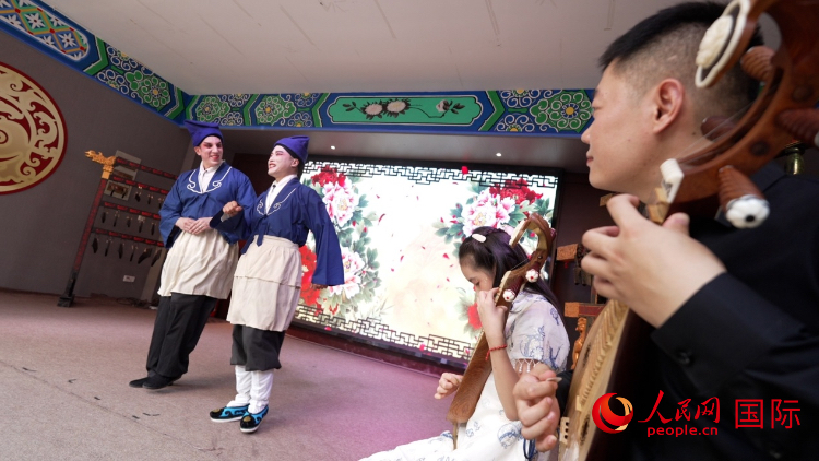 人民網(wǎng)外籍專(zhuān)家湖長(zhǎng)明體驗(yàn)柳琴戲。人民網(wǎng)記者 蘇纓翔攝
