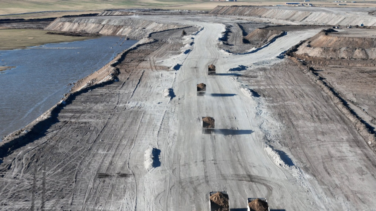 徐工無(wú)人電動(dòng)礦卡行駛在內(nèi)蒙古華能伊敏露天礦區(qū)。受訪(fǎng)對(duì)象供圖