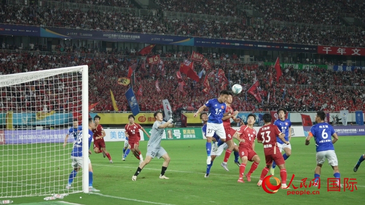 “蘇超”比賽現(xiàn)場(chǎng)。人民網(wǎng)記者 余樂(lè)攝