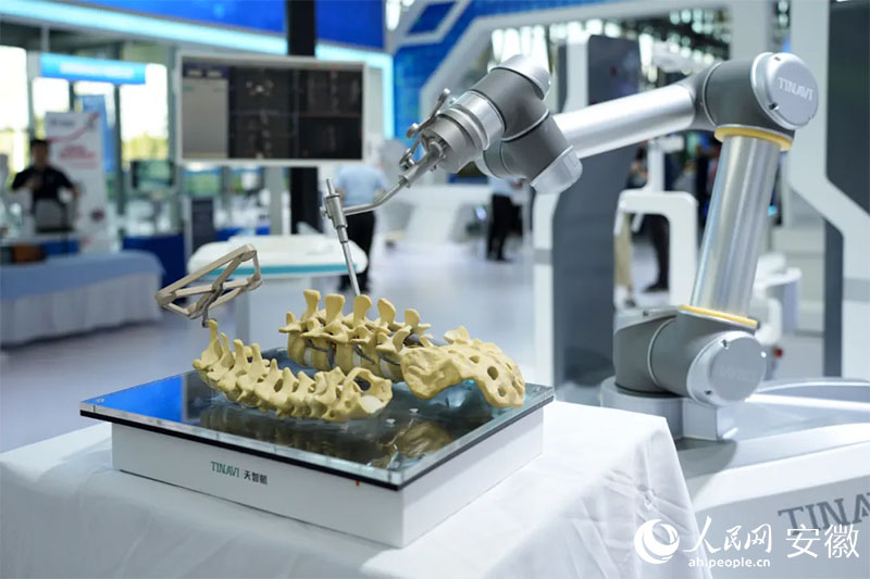 2024世界制造業(yè)大會上展出的骨科手術(shù)機(jī)器人。人民網(wǎng)記者 王銳攝