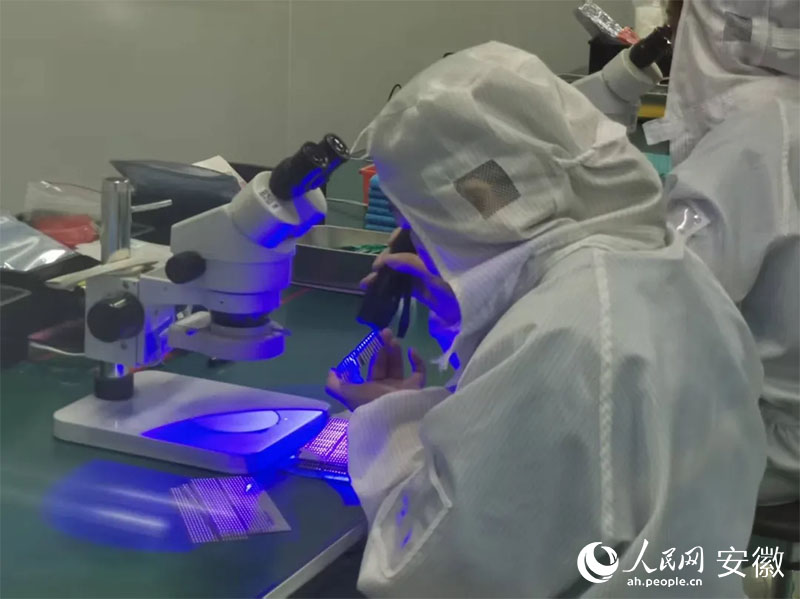 金張科技帶動下，超100家功能膜新材料企業(yè)在太湖縣集聚。人民網(wǎng)記者 胡雨松攝