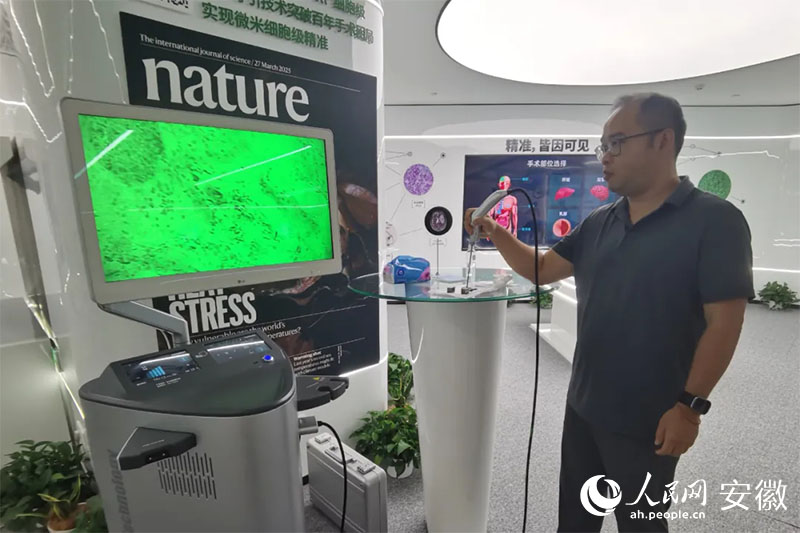 陳廷嘉演示“安刀”使用方法。人民網(wǎng)記者 胡雨松攝