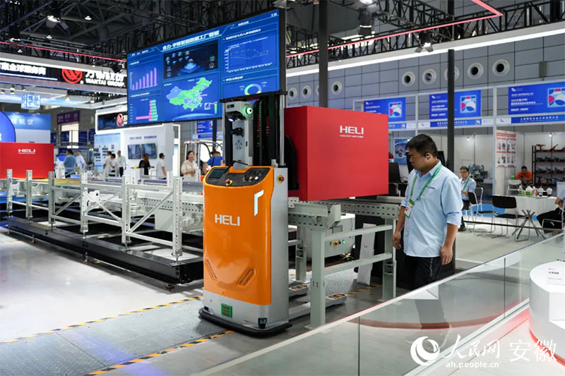 2024世界制造業(yè)大會上，合力將智能數(shù)據(jù)工廠系統(tǒng)帶進(jìn)展會。人民網(wǎng)記者 王銳攝