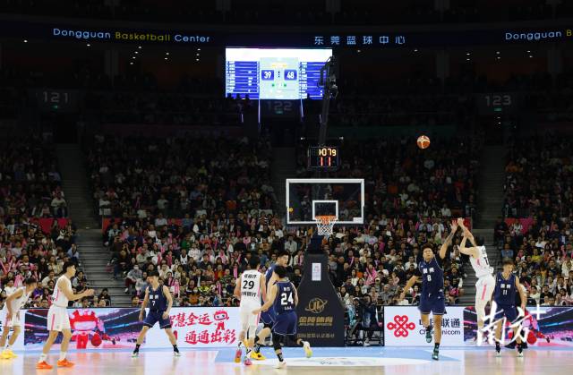 11月12日，十五運(yùn)會(huì)男籃成年組決賽，現(xiàn)場(chǎng)有序而熱烈。張由瓊 攝