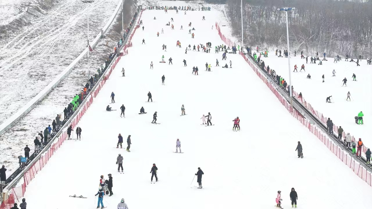 沈陽怪坡國際滑雪場迎來眾多滑雪愛好者。人民網(wǎng)記者 孝媛攝