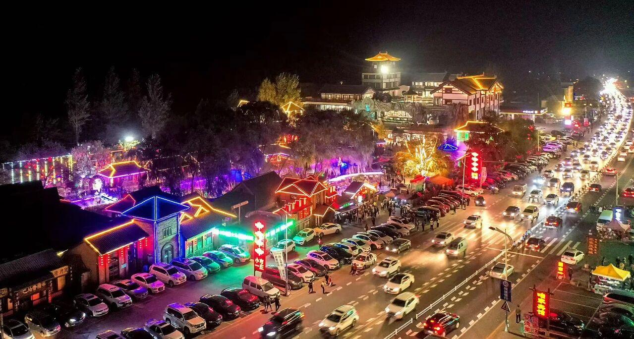 “小市一莊”夜景。受訪者供圖