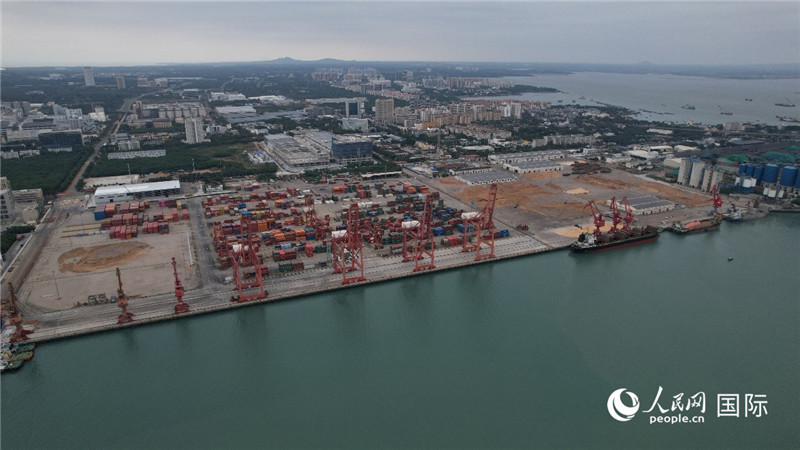 海南省儋州市洋浦國際集裝箱碼頭俯瞰圖。人民網(wǎng)記者孟凡盛攝