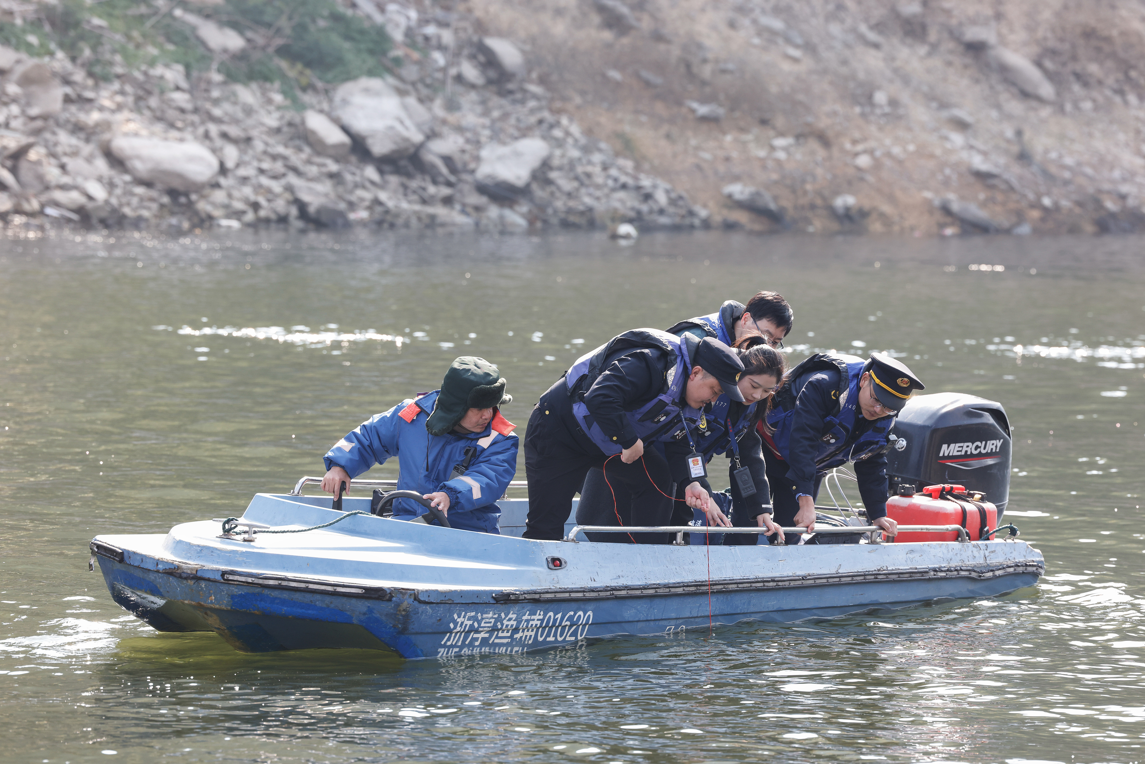 2025年12月4日，浙江杭州淳安縣與安徽黃山歙縣紀(jì)檢監(jiān)察干部及綜合行政執(zhí)法人員對浙皖交界的新安江鳩坑口水域進(jìn)行常態(tài)化巡河，共同保護(hù)漁業(yè)資源和水域生態(tài)環(huán)境。