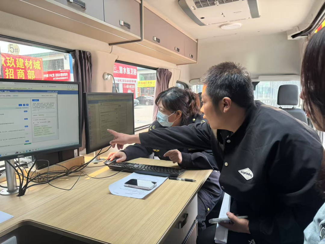 沈陽市大東區(qū)市場監(jiān)督管理局將政務(wù)服務(wù)窗口“搬”到商戶“家門口”，現(xiàn)場為經(jīng)營主體集中辦理并頒發(fā)營業(yè)執(zhí)照。沈陽市營商局供圖