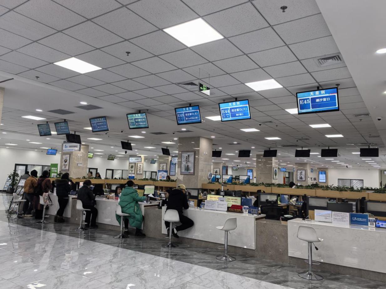 沈陽市蘇家屯區(qū)創(chuàng)新推出全程網(wǎng)辦、網(wǎng)上申辦+材料郵寄等多元辦理模式，打破傳統(tǒng)政務(wù)服務(wù)的時空限制。蘇家屯區(qū)委宣傳部供圖