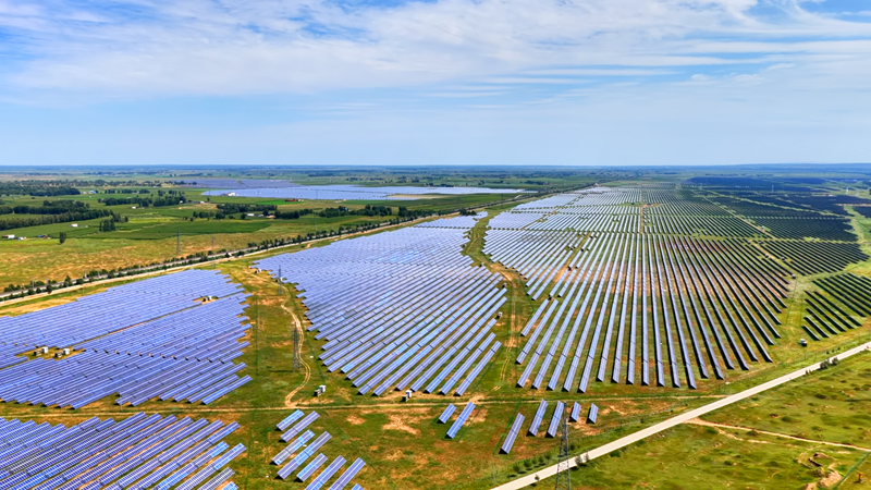 定邊縣連片光伏板鋪展成綠色能源畫卷。陳煜攝