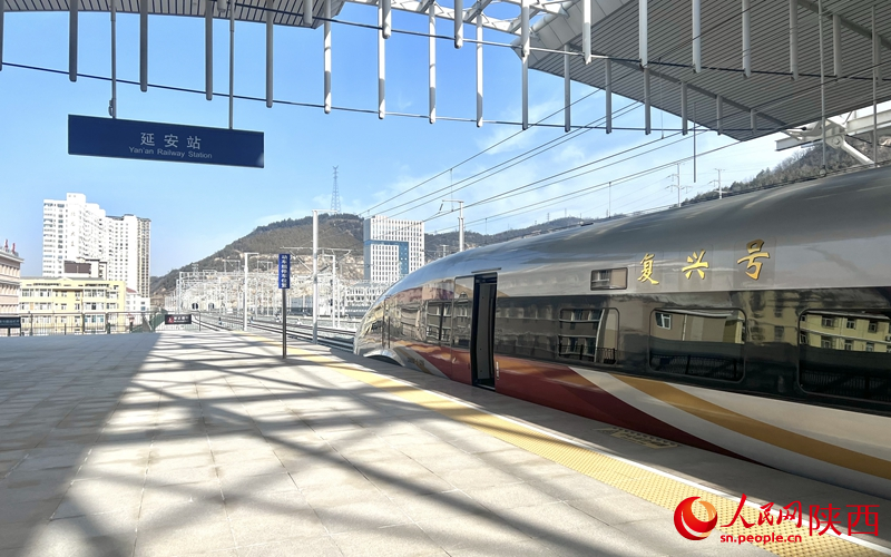 2025年12月26日，C9312次復(fù)興號(hào)列車抵達(dá)延安站。人民網(wǎng)記者 鄧楠攝