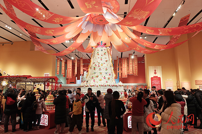 觀眾在中國(guó)非物質(zhì)文化遺產(chǎn)館參觀展覽。人民網(wǎng)記者 韋衍行攝