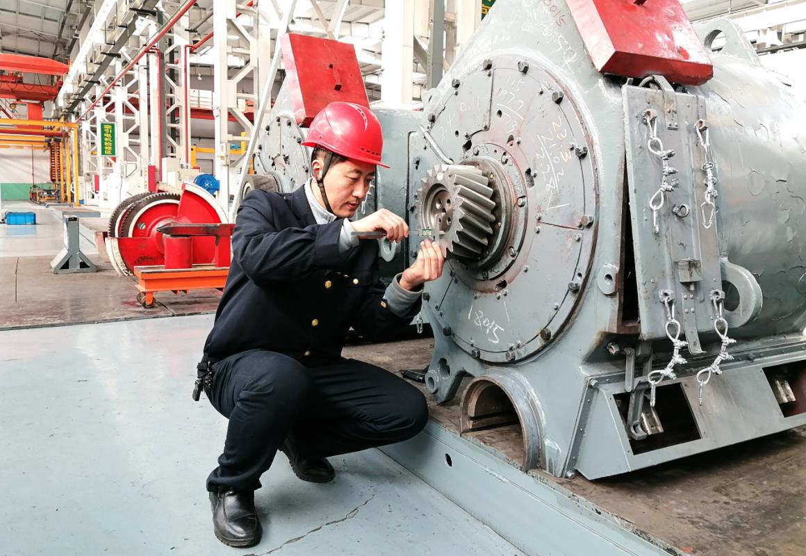 韓文盛用深度尺測(cè)量牽引電機(jī)主動(dòng)齒輪裝入量。