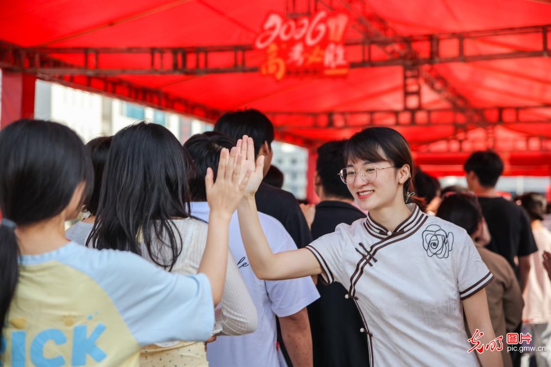 【聚焦高考 逐夢今夏】學子執(zhí)筆追夢，各方同心護航