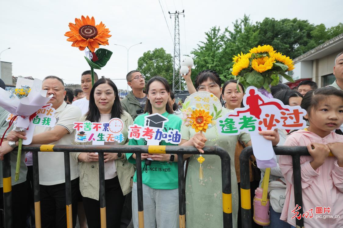 【聚焦高考 逐夢今夏】學子執(zhí)筆追夢，各方同心護航