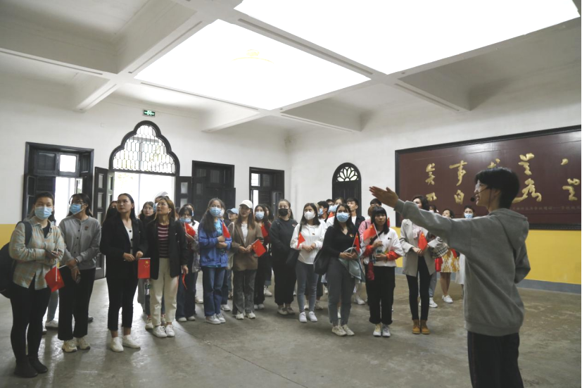 2021年5月20日，在喜迎中國共產(chǎn)黨建黨100周年之際，我校開展了少數(shù)民族學(xué)生“學(xué)黨史、感恩黨、跟黨走”紅色研學(xué)活動(dòng)。