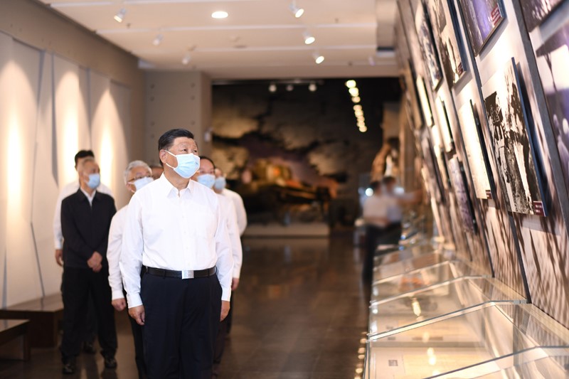 2022年8月16日至17日，中共中央總書(shū)記、國(guó)家主席、中央軍委主席習(xí)近平在遼寧考察。這是16日下午，習(xí)近平在錦州市考察遼沈戰(zhàn)役紀(jì)念館。 新華社記者 燕雁 攝