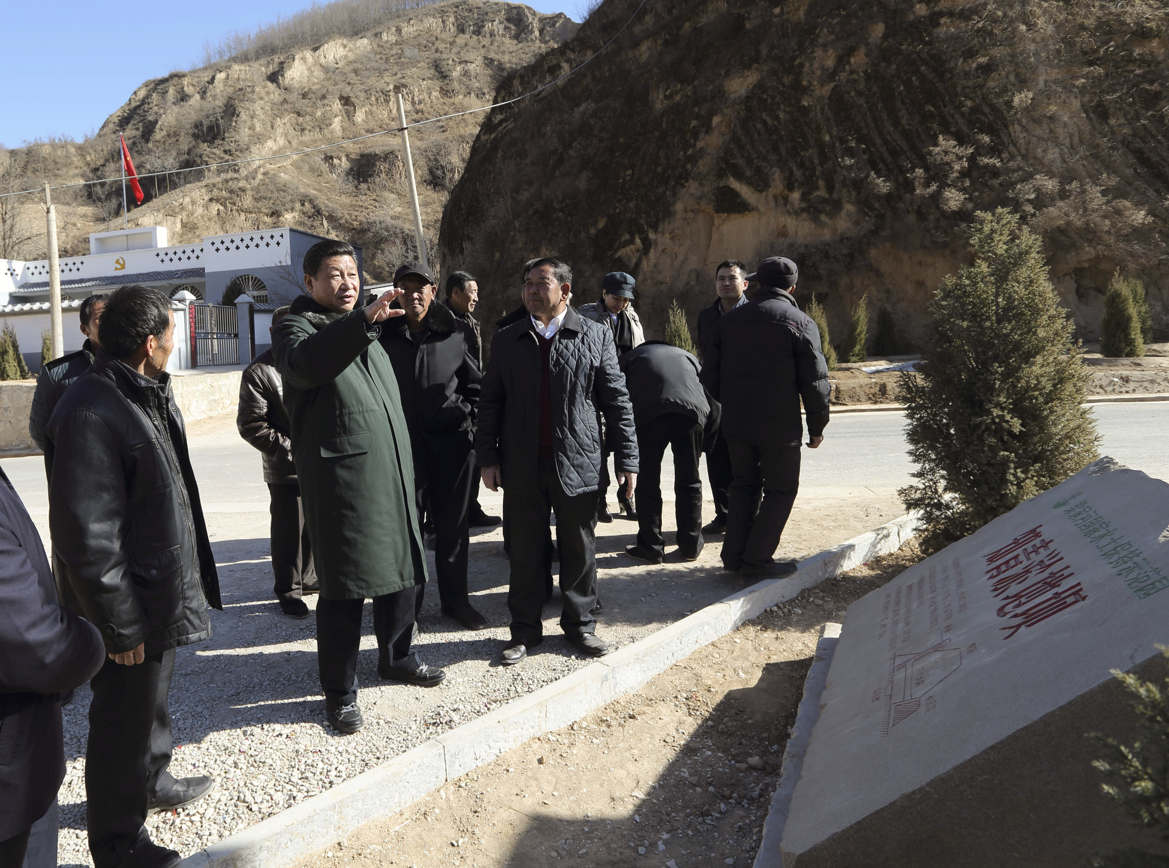 2015年春節(jié)前夕，習(xí)近平來到陜西考察調(diào)研，第一站便來到延安市延川縣梁家河村。新華社 發(fā)